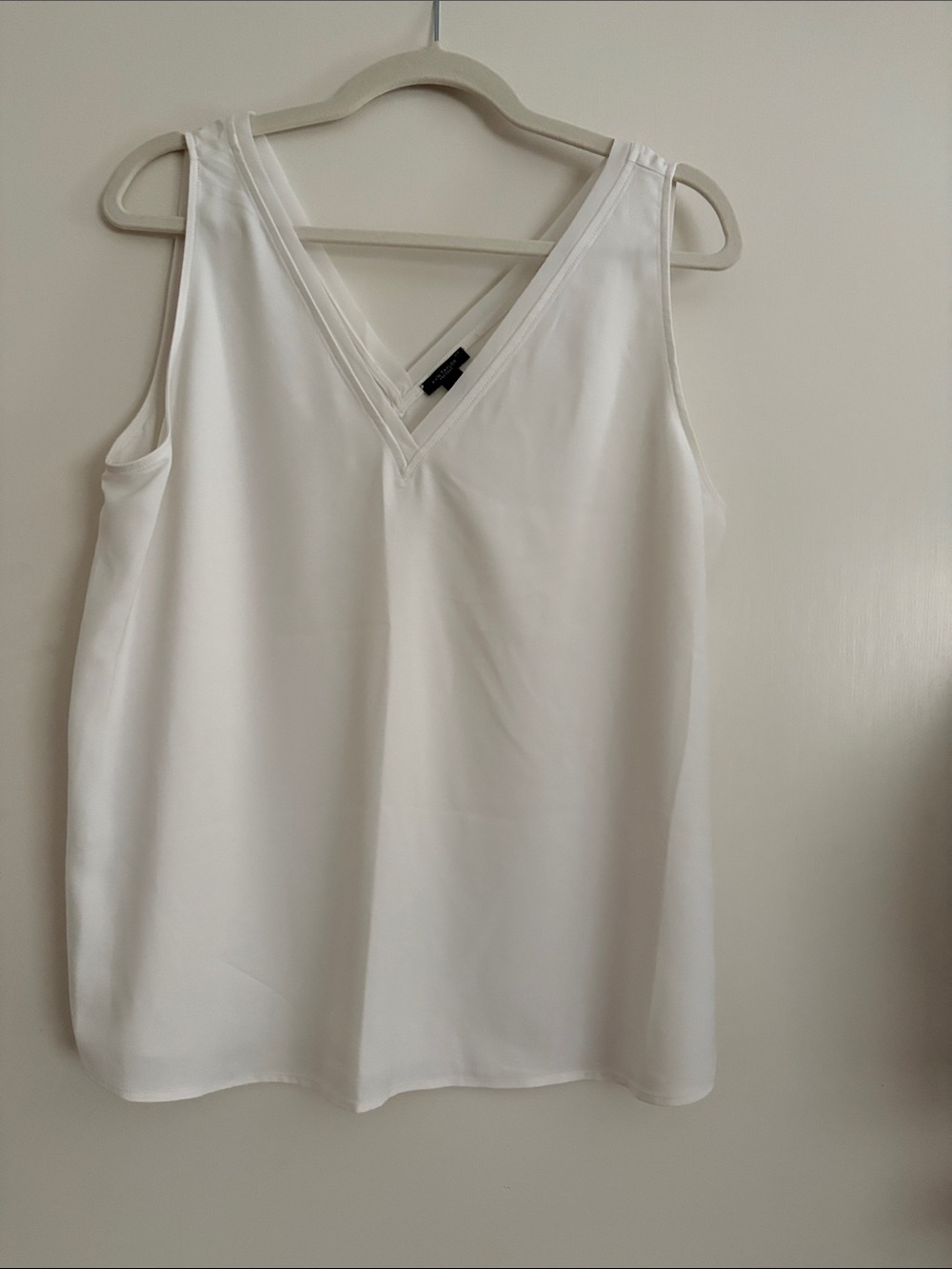 Ann Taylor White V-Neck Sleeveless Blouse